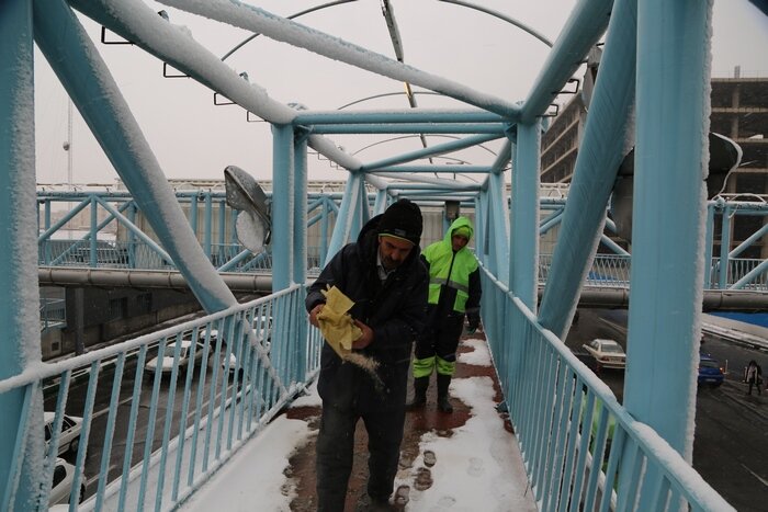 شارژ چهار هزار کیسه شن در ۸۴ نقطه/ تردد روان در محورهای اصلی و بزرگراهی منطقه ۱۰