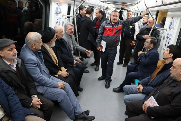 بازدید نمایندگان مجلس و مدیران سازمان برنامه و بودجه از پروژه قطار ملی مترو