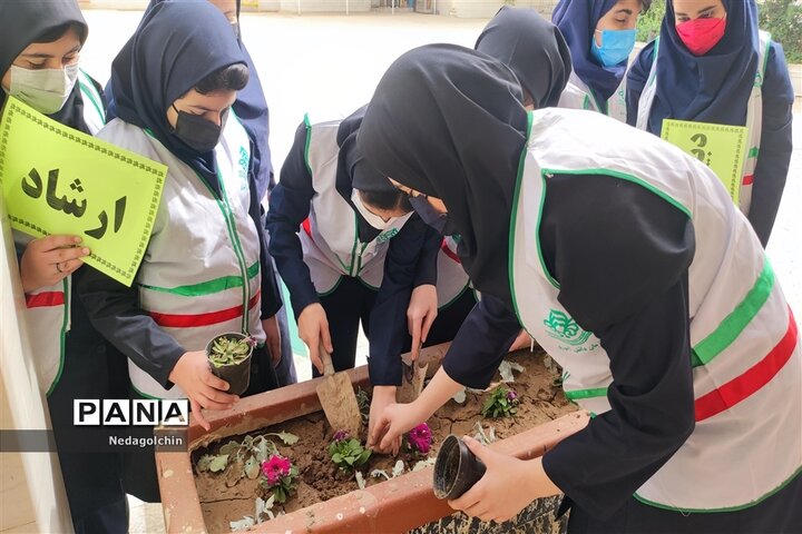 کاشت درخت در ۳۰۰ مدرسه پایتخت/۲۰ بوستان مادر و کودک تا آخر فروردین ۱۴۰۲به بهره‌برداری می‌رسد/ 1000 فرش گُل در حاشیه بزرگراه‌ها ایجاد می‌شود