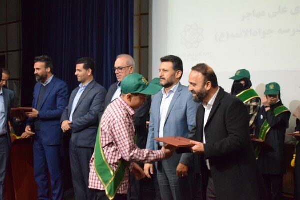 در آئین تنفیذ احکام شهرداران مدارس منطقه ۲۰ احکام ۲۴ شهردار مدرسه اعطاء شد