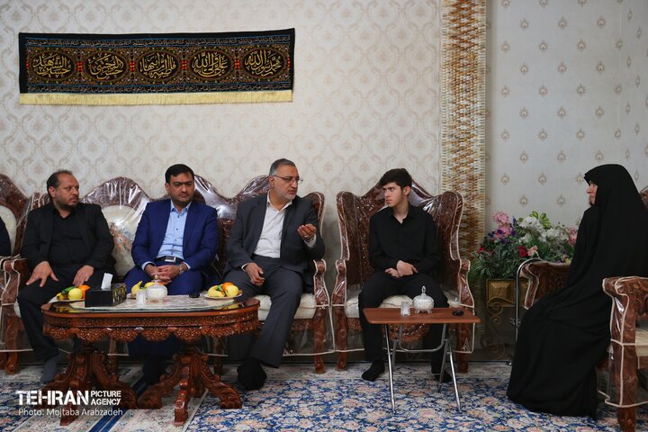 دیدار شهردار تهران با خانواده شهید دارابی در نخستین روز از بهار 