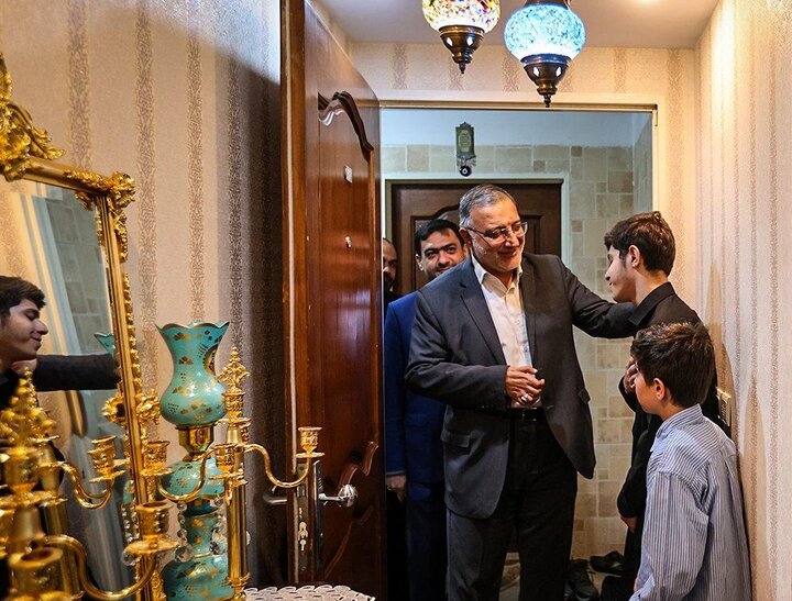 دیدار شهردار با خانواده شهید آتشنشان
