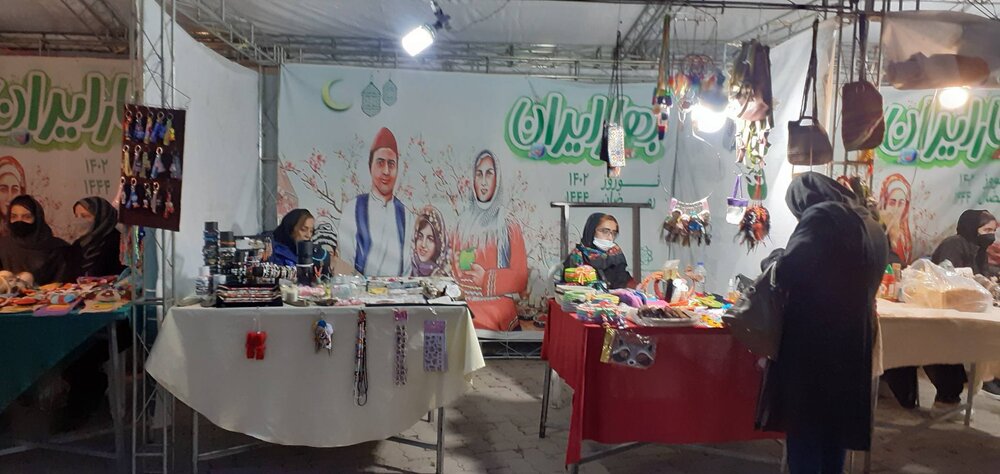 برپایی نمایشگاه دستاوردهای بانوان کارآفرین و سرپرست خانوار در بوستان لاله