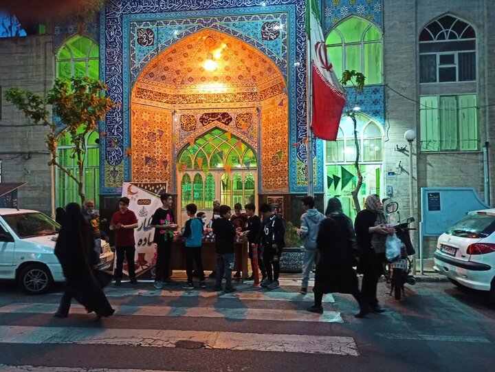 توزیع روزانه ۱۲۰۰ بسته افطاری ساده در نواحی چهارگانه منطقه ۱۳