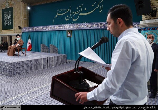 رساندن پیغام خانواده شهدا به رهبری توسط خبرنگار خبرگزاری شهر