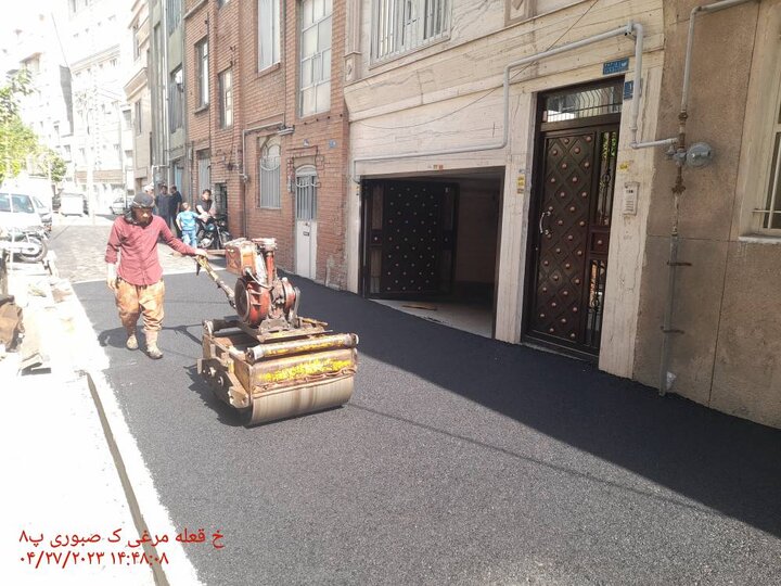 اجرای عملیات لکه گیری آسفالت در سطح نواحی سه گانه منطقه ۱۷