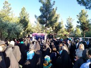 جشن تولدی به میزبانی شهدا در بهشت زهرا(س)/ جشن تولد دختر ۹ ساله شهید مدافع حرم در جوار مزار پدر
