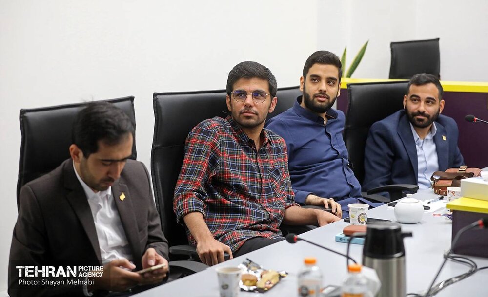 لزوم پیگیری و پاسخگویی سریع به درخواست‌ها و انتقادات شهروندان در فضای مجازی