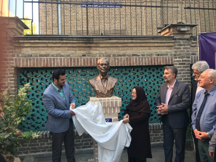 رونمایی از سردیس دکتر استاد محمد معین