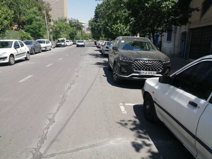 اجرای عملیات درزگیری ترک‌های آسفالت معابر در منطقه ۷