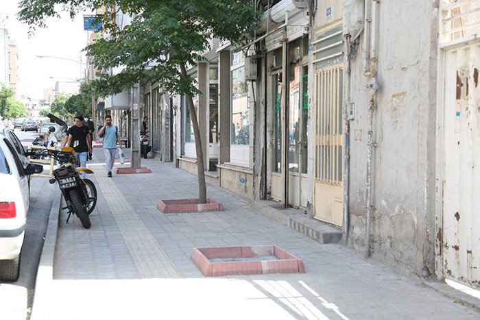 تعریض پیاده‌رو در خیابان ظهیرالاسلام