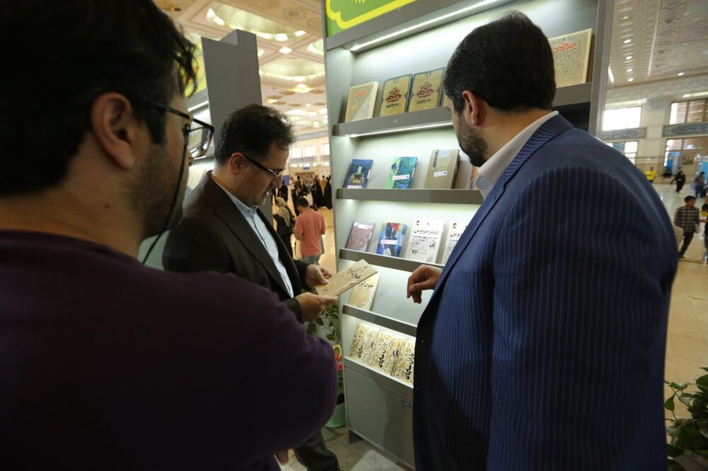 بازدید مدیرعامل منطقه فرهنگی و گردشگری عباسآباد از نمایشگاه کتاب