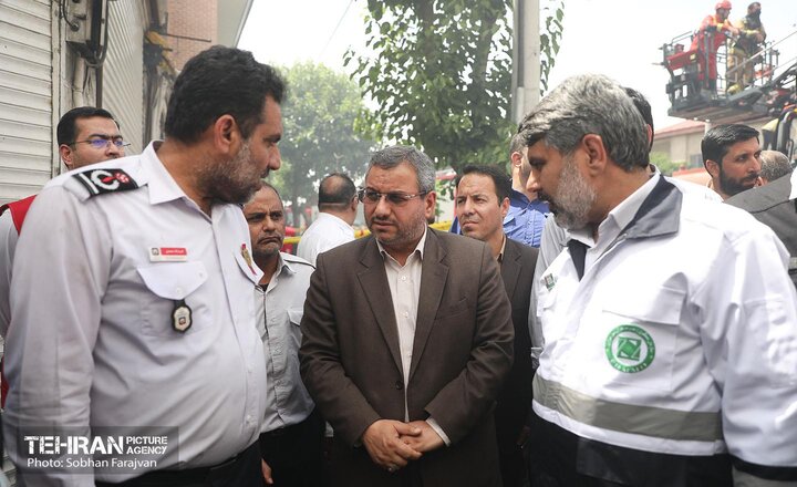حضور بیش‌از ۲۰۰آتش نشان و ۱۱ ایستگاه آتش نشانی در عملیات اطفا حریق انبار موتورسیکلت در میدان رازی/ اخطار پنجم شهرداری روی درب انبار