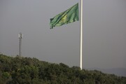 اهتزاز بزرگترین پرچم رضوی در نگین سبز تهران
