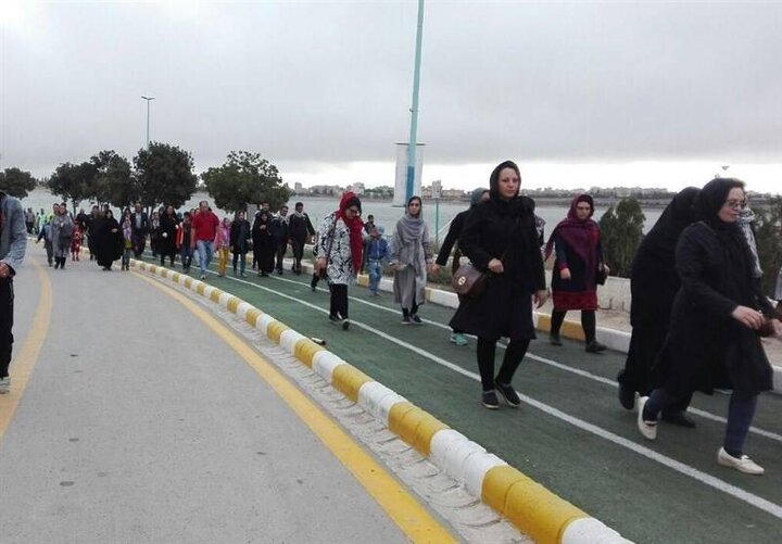 همایش بزرگ پیاده روی خانوادگی در دریاچه شهدای خلیج فارس/ پاکسازی محیط زیست دریاچه شهدای خلیج فارس از ته سیگار