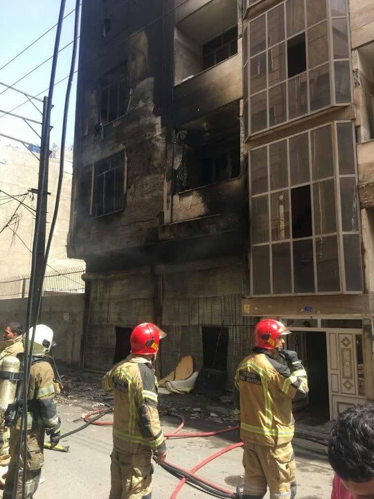 آتش‌سوزی یک ساختمان ۴طبقه در محله مرتضی‌گرد