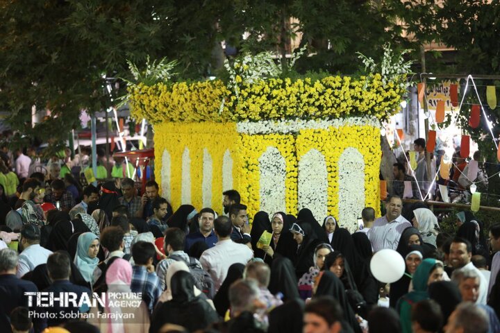 توزیع بیش از ۵۰ هزار شاخه گل بین شرکت‌کنندگان در اجتماع بزرگ امام رضایی‌ها/ استفاده از ۱۰۰ هزار شاخه گل برای تزئین محل برگزاری اجتماع