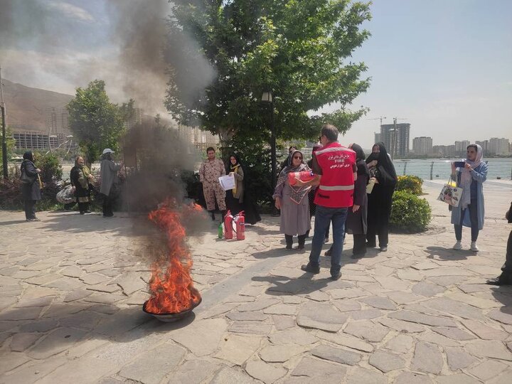 ساکنین منطقه۲۲ بصورت عملی با عملیات اطفاء حریق آشنا می شوند