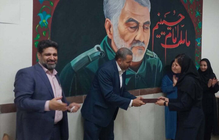 اجرای دیوارنگاره شهیدحاج قاسم سلیمانی با مهارت و خلاقیت دانش آموزان هنرستان قدس