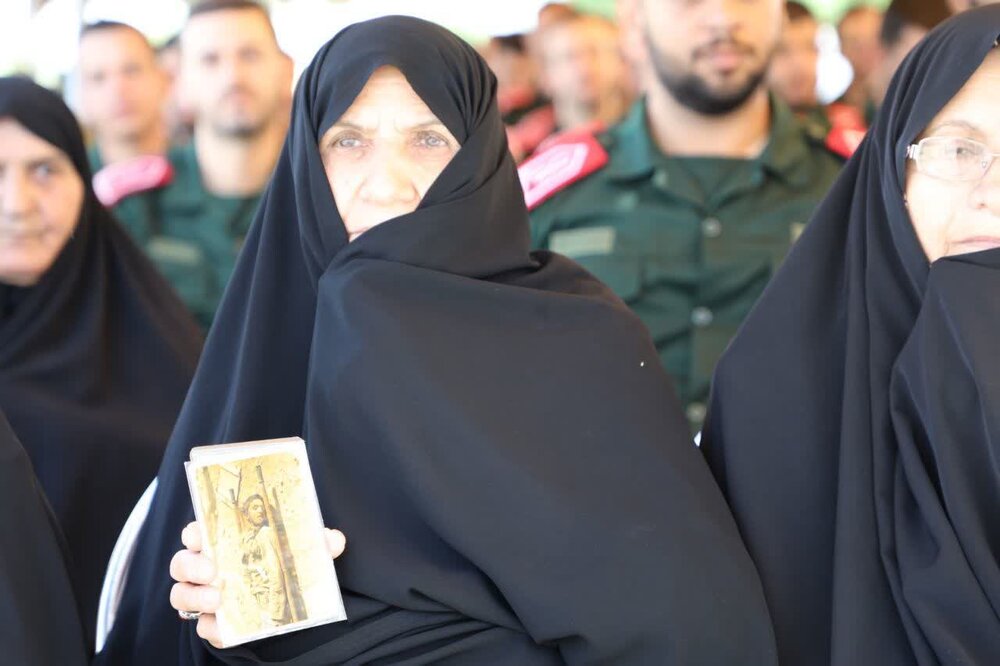 غرس ۵۰۰ اصله نهال با حضور خانوادههای شهدا در بهشت زهرا (س)/ ۳۸۰۰ نهال به یاد شهدا کاشته میشود