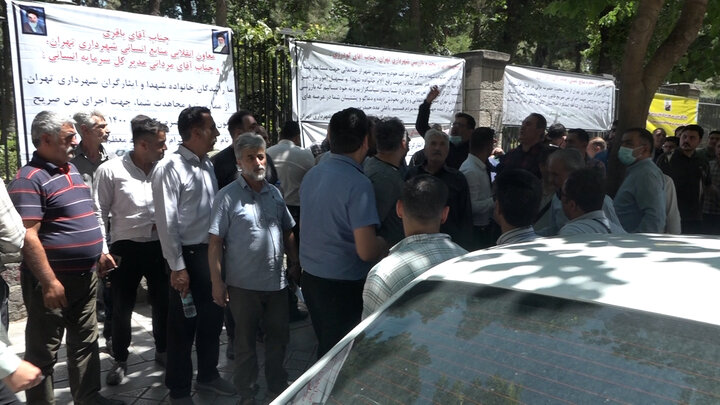 تجمع کارکنان ایثارگر «خودرو سرویس شهر» و سازمان «پسماند» برای تقدیر از شهردار تهران