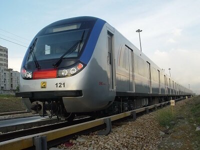 قطع برق شبکه بالاسری در خط 5مترو/ تلاش برای اتصال برق ادامه دارد