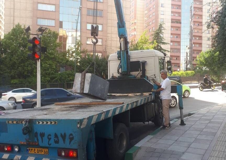 آسیب شدید سردیس مرحوم «پورحیدری» بر اثر برخورد یک خودرو/ سردیس جدید در آینده نصب میشود