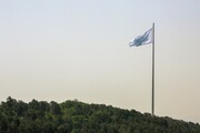 اهتزاز بزرگترین پرچم سبز علوی در آسمان تهران