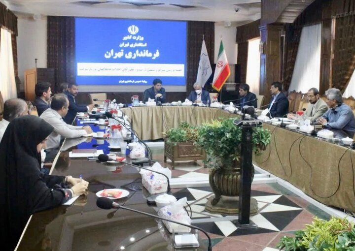 نشست هم اندیشی تسریع روند اجرایی جایگاه‌های سوخت کوچک مقیاس در فرمانداری تهران