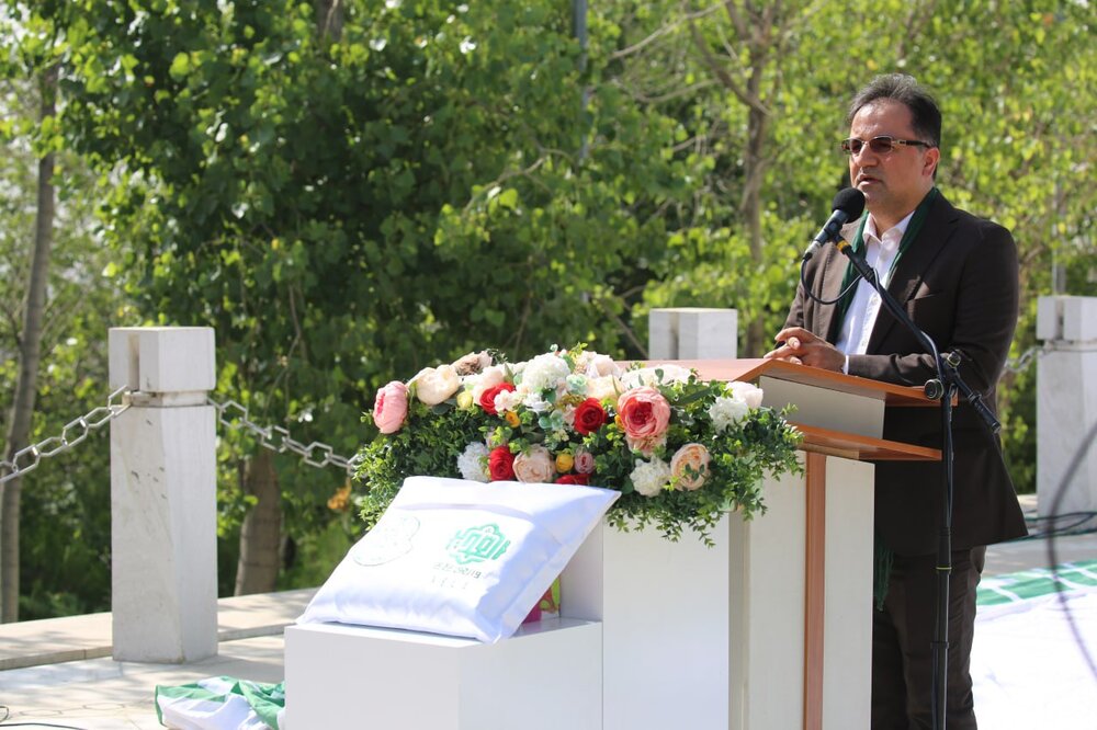 اهتزاز بزرگترین پرچم سبز علوی در آسمان تهران