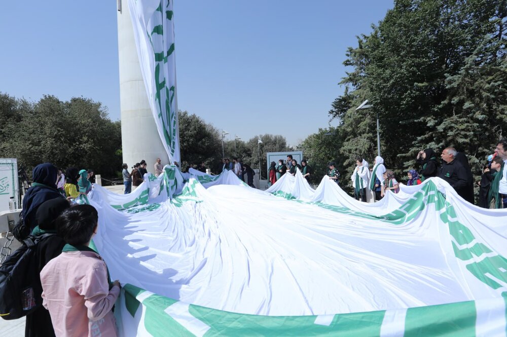 اهتزاز بزرگترین پرچم سبز علوی در آسمان تهران