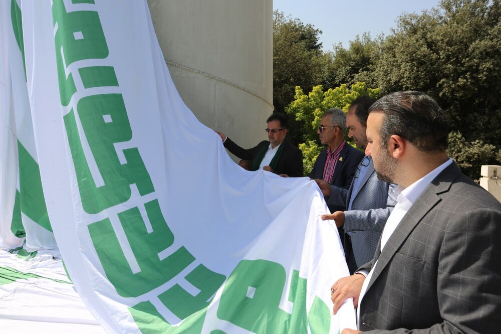 اهتزاز بزرگترین پرچم سبز علوی در آسمان تهران