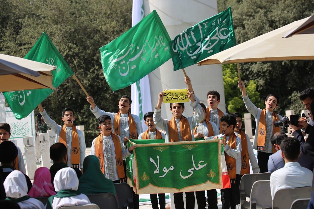 اهتزاز بزرگترین پرچم سبز علوی در آسمان تهران