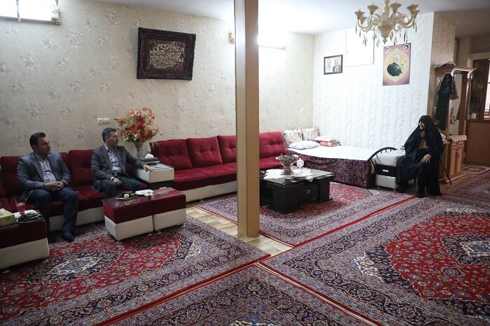 دیدار مدیریت شهری منطقه ۱۷ با خانواده‌های شهید سادات، کسبه و کادر درمان سادات منطقه