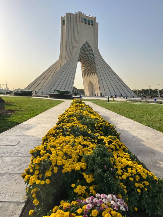 کاشت هزاران گل فصلی در  معابر غرب پایتخت