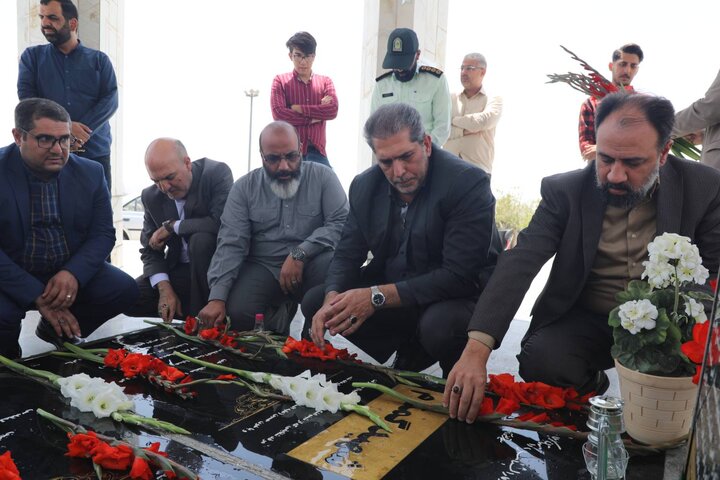 ادای احترام شهردار منطقه ۲۲ به مقام شهدای گمنام تپه نورالشهدا