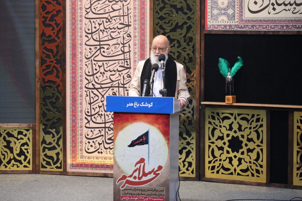 بزرگترین پرچم عزای حسینی کشور در پایتخت برافراشته شد