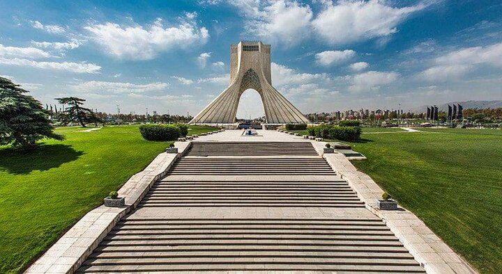 چمن های میدان آزادی جانی تازه می گیرند
