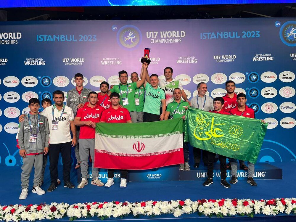 محسن سوریان پرچم شهرداری تهران را در استانبول به اهتزاز در آورد