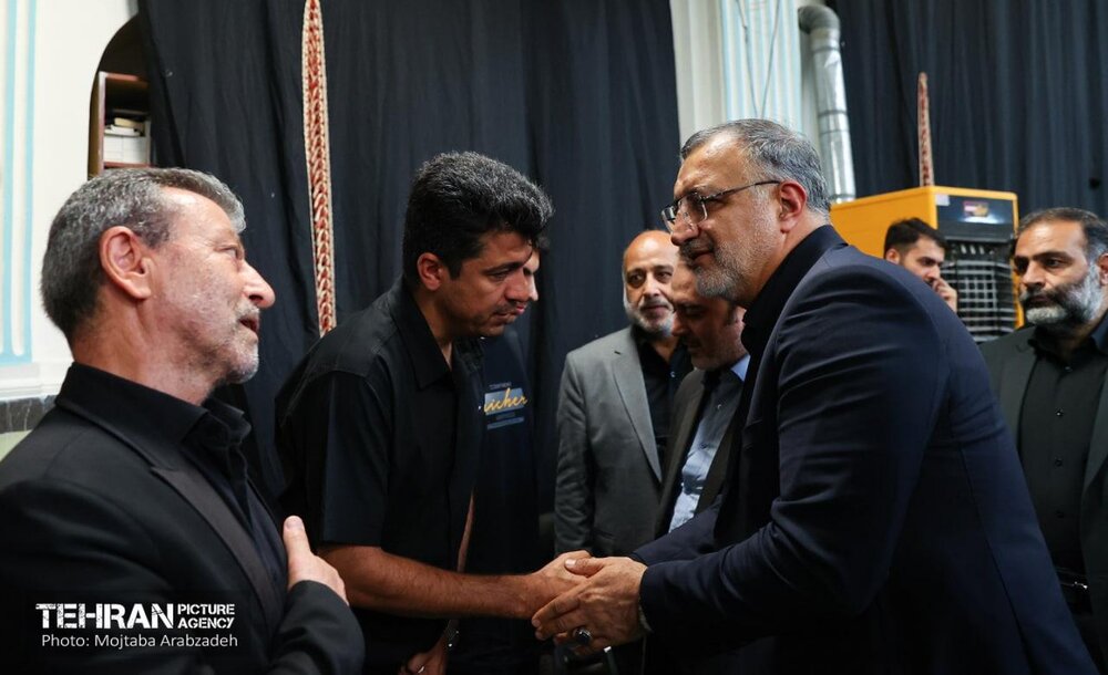 حضور شهردار تهران و جمعی از مدیران شهری در مراسم بزرگداشت شهدای حادثه ریزش ساختمان منطقه ۱۹