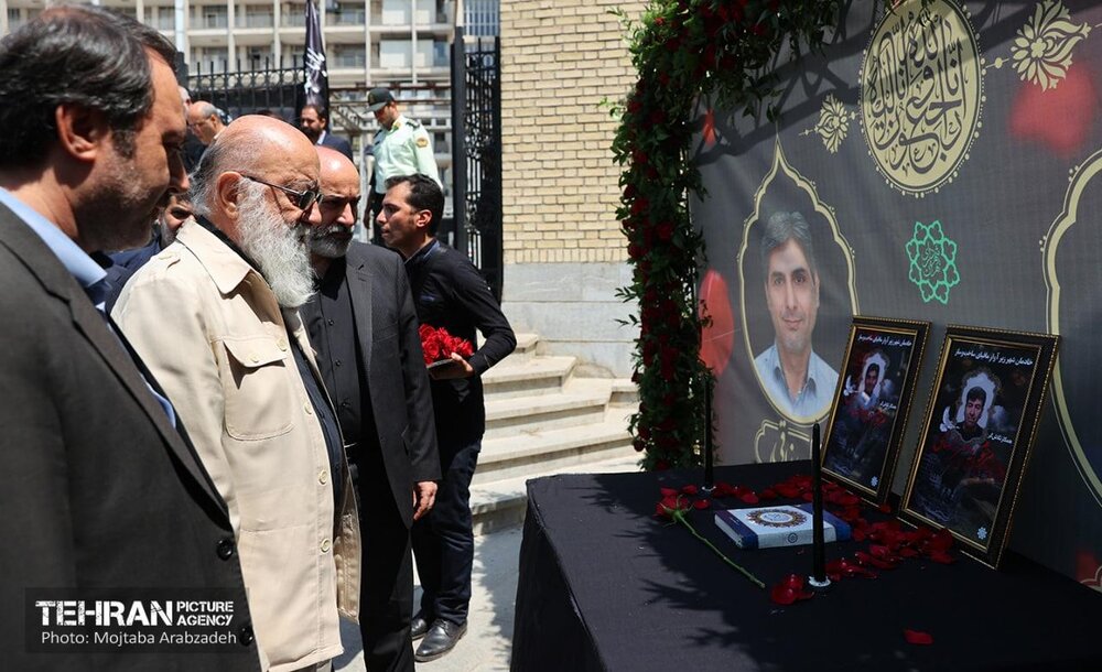 حضور شهردار تهران و جمعی از مدیران شهری در مراسم بزرگداشت شهدای حادثه ریزش ساختمان منطقه ۱۹