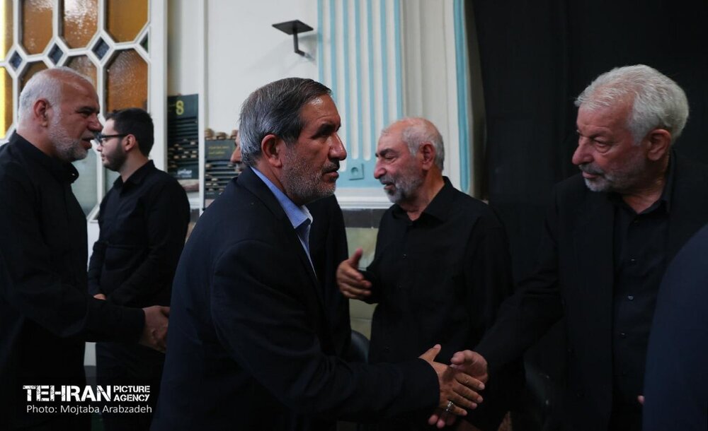 حضور شهردار تهران و جمعی از مدیران شهری در مراسم بزرگداشت شهدای حادثه ریزش ساختمان منطقه ۱۹ 