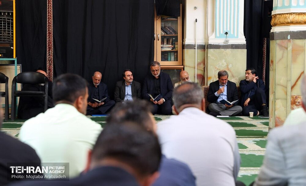 حضور شهردار تهران و جمعی از مدیران شهری در مراسم بزرگداشت شهدای حادثه ریزش ساختمان منطقه ۱۹