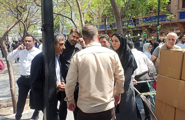حضور گسترده عوامل اجرایی شهرداری منطقه ۱۲ برای جلوگیری از بساط‌گستری در بازار تهران