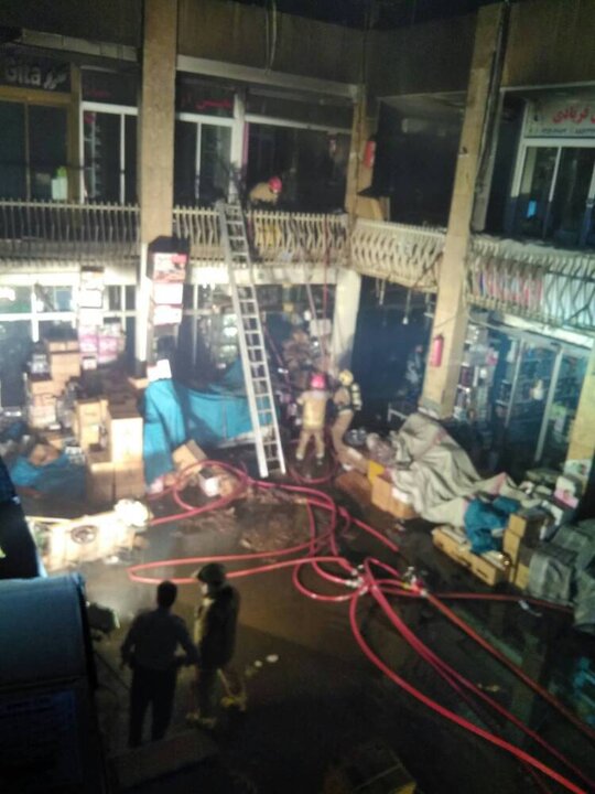 ۳۰باب مغازه و انبار در بازار تهران در آتش سوختند