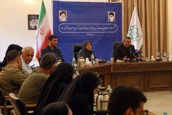 نشست صمیمانه معاون خدمات شهری و محیط زیست شهرداری تهران با خبرنگاران حوزه شهری