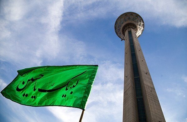 اهتزاز پرچم گنبد ائمه اطهار با عنوان «گنبد عاشقی» در برج میلاد