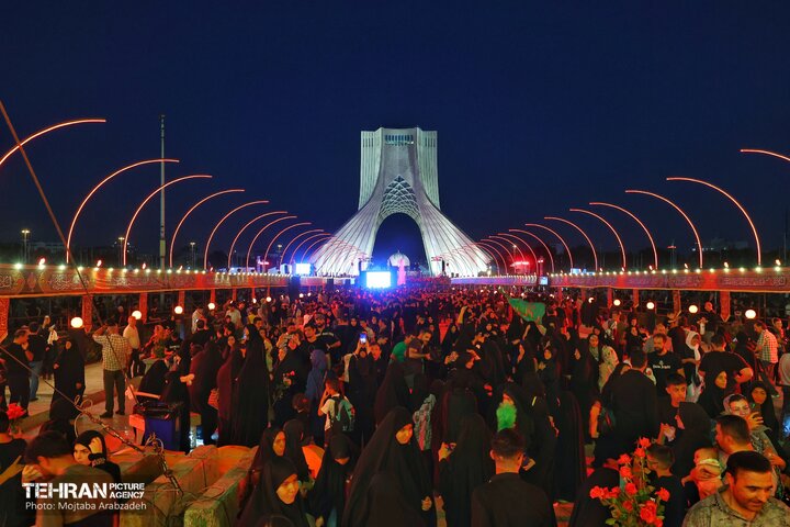 آغاز مراسم بدرقه خادمان و زائران حسینی در میدان آزادی 
