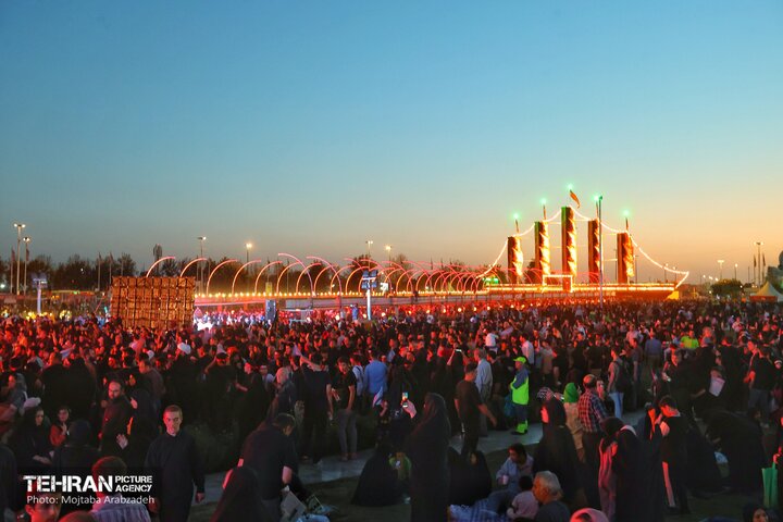 حضور مردم در اجتماع اربعینی‌ها چشمگیر است/ تکریم و تقدیر از گروه‌های دانش‌آموزی و دانشجویی