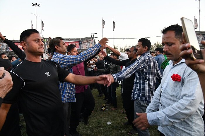 خدمت رسانی موکب پاکستانی و افغانستانی‌ها به زائران امام حسین (ع) در میدان آزادی